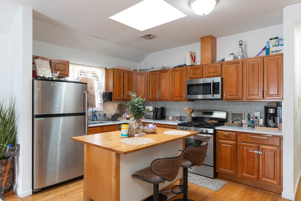 260 Custer Ave - Photo 1