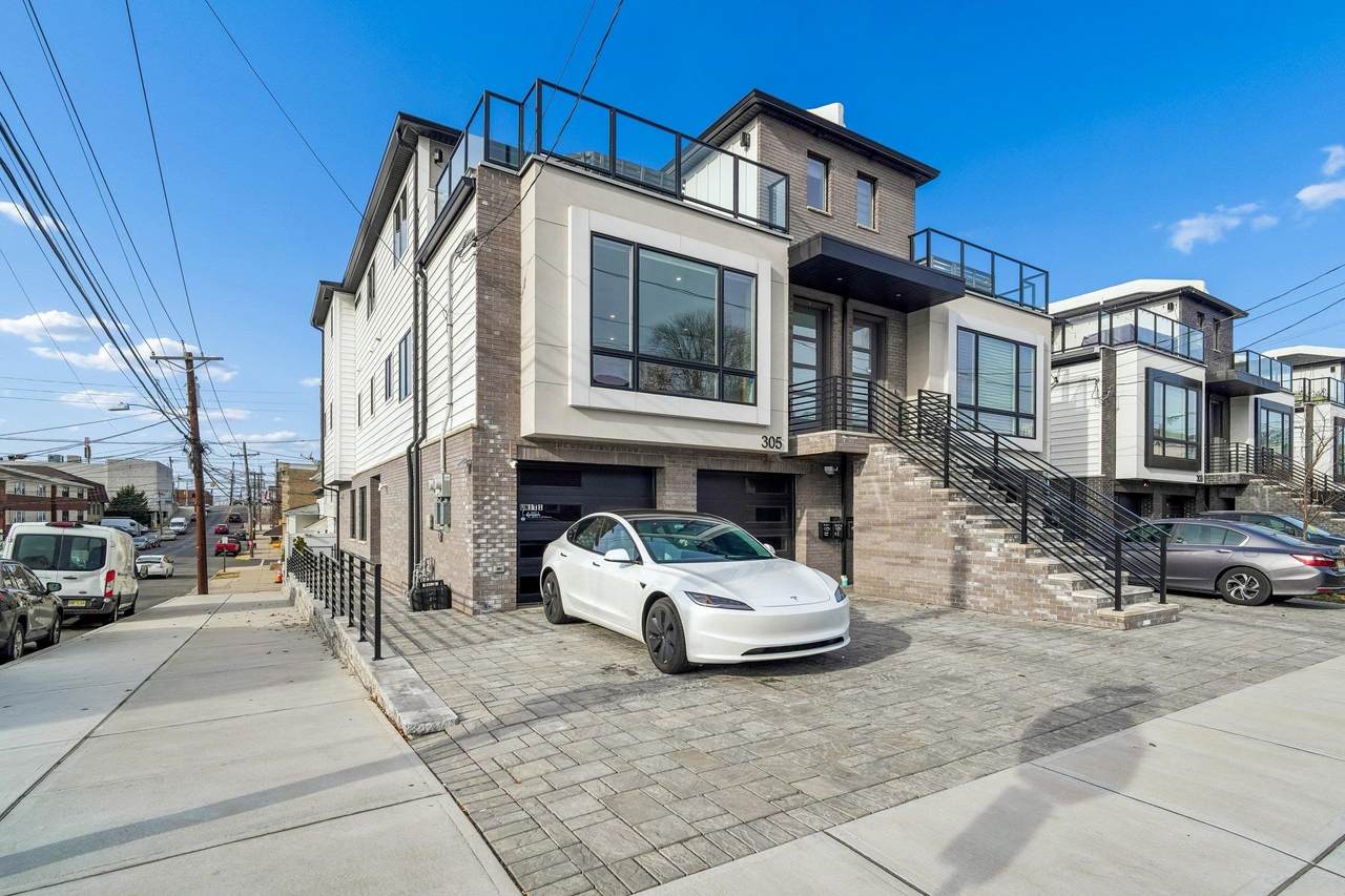 305 8TH ST - Photo 1