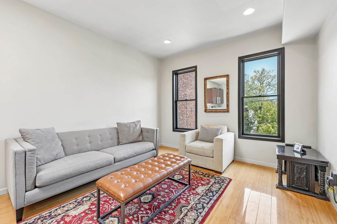 209 Webster Ave - Photo 1