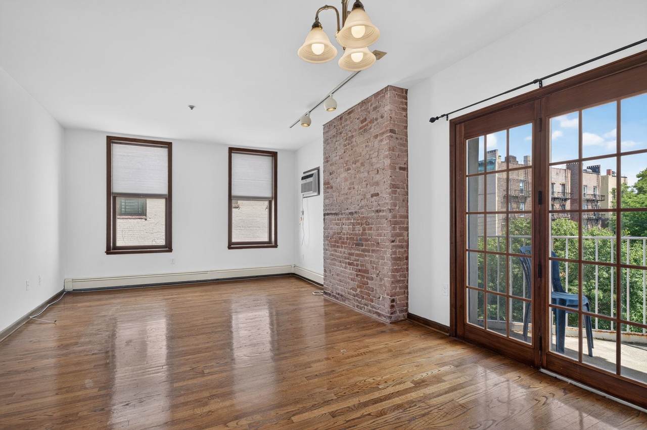1103 Washington St - Photo 1