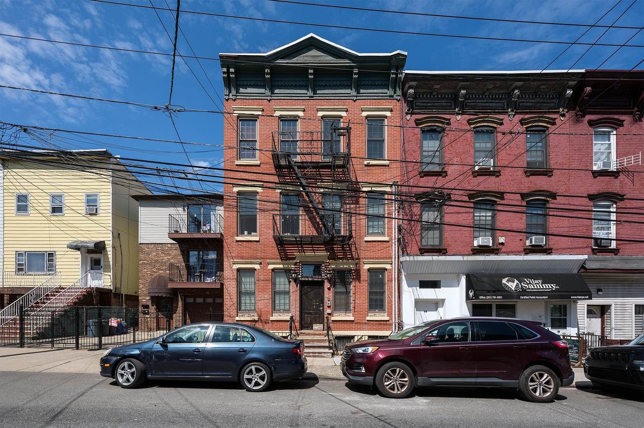 96 Bowers St - Photo 1