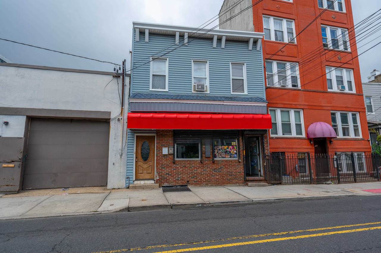 305 Summit Ave - Photo 1
