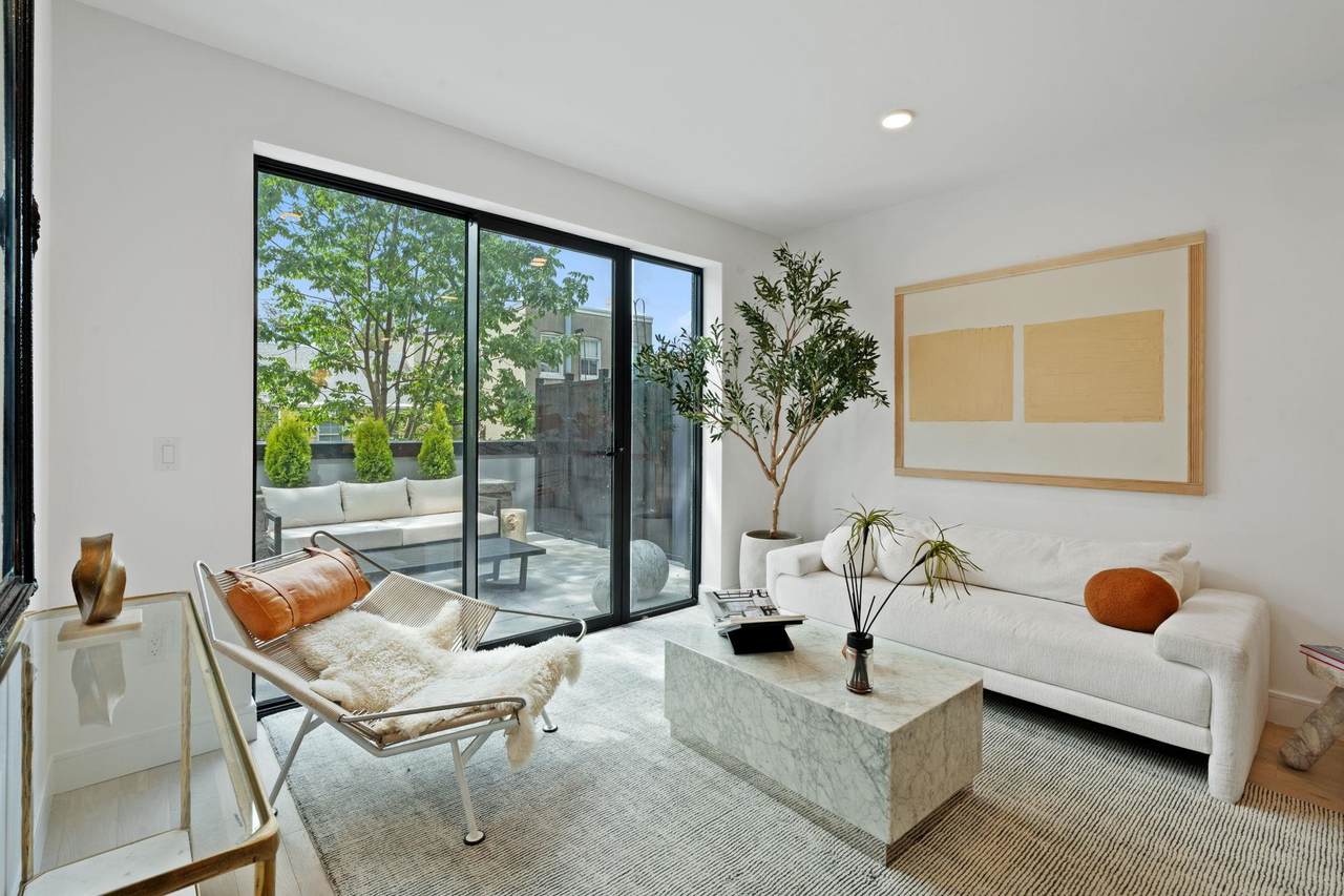 139 Christopher Columbus Dr - Photo 1