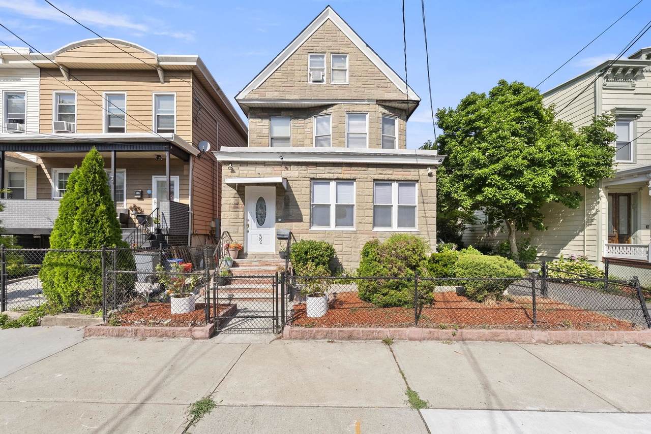 32 Pearsall Ave - Photo 1