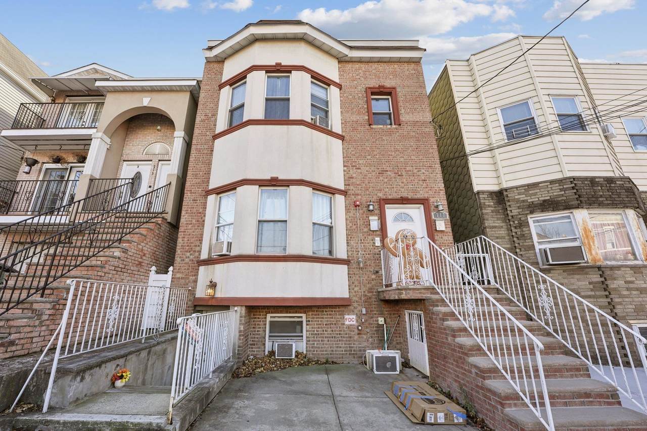 717 16TH ST - Photo 1