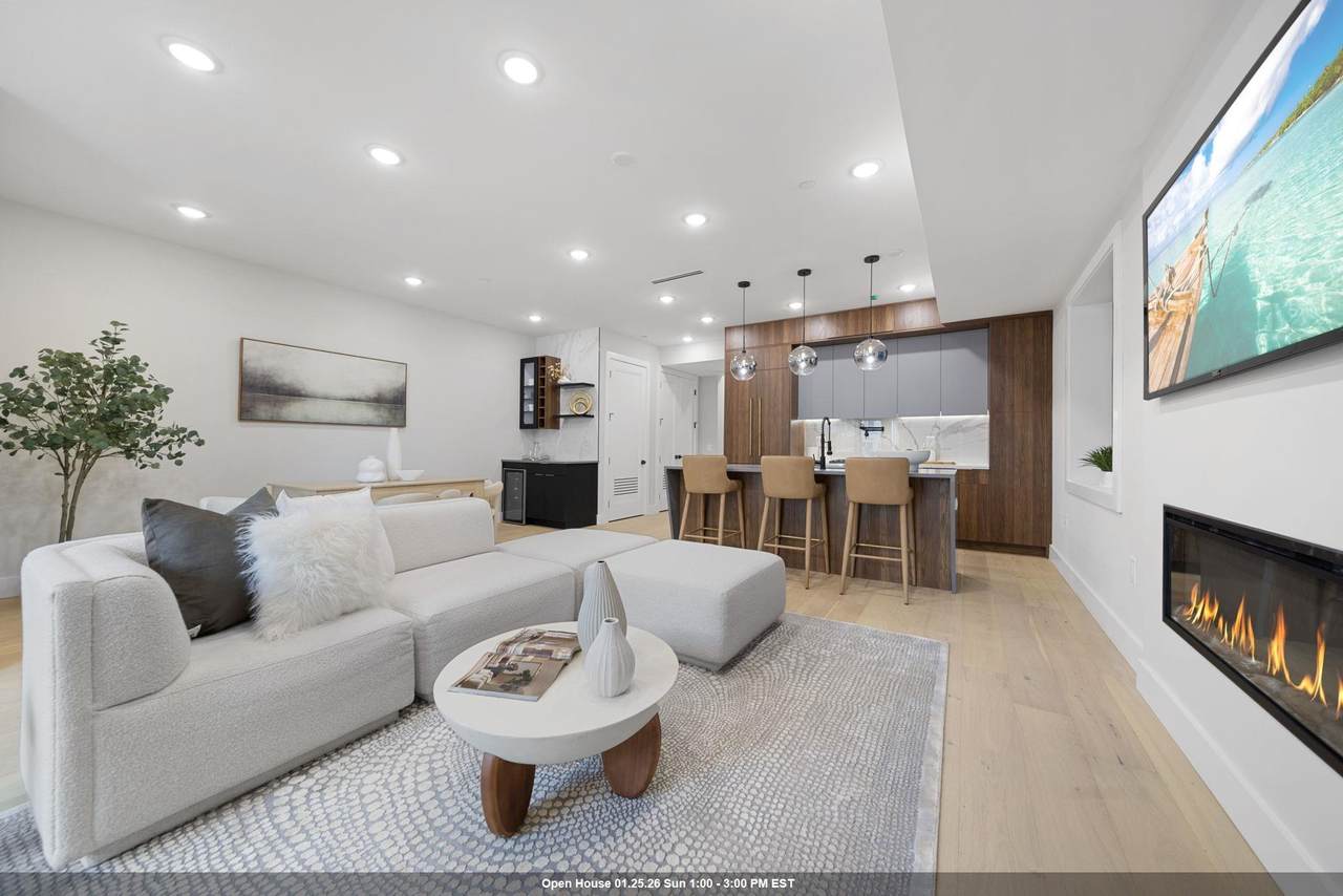 373 New York Ave - Photo 1