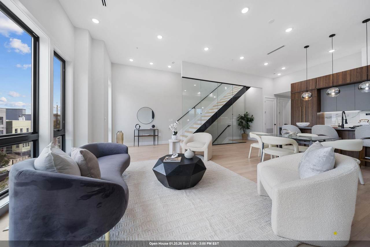 373 New York Ave - Photo 1