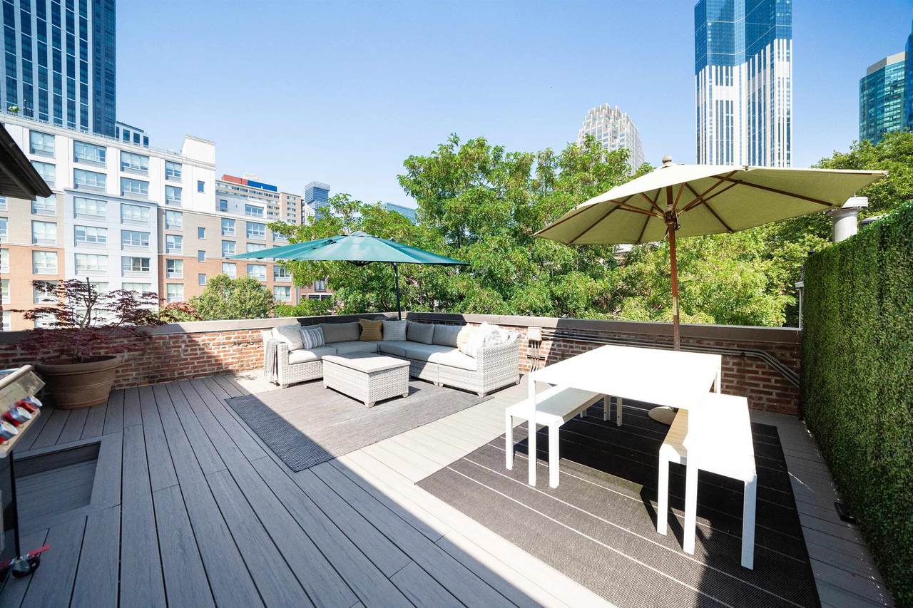 110 Grand St - Photo 1