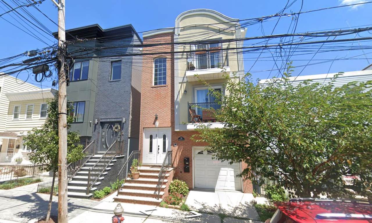 28 Bleecker St - Photo 1
