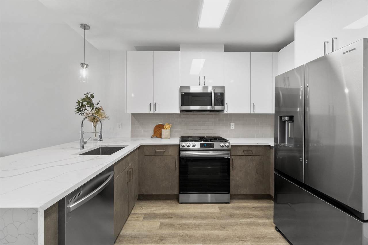 412 Whiton St - Photo 1