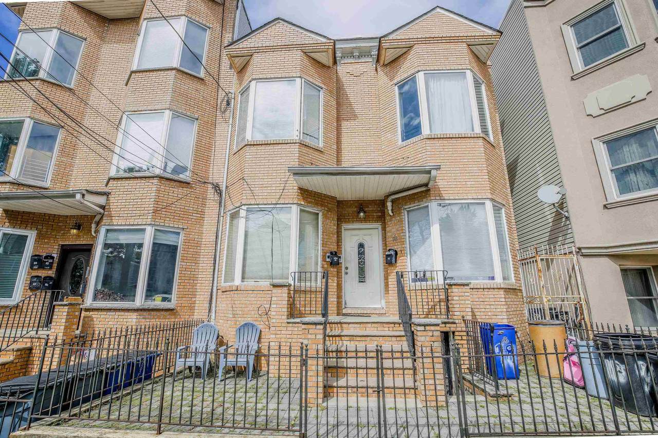 98 Leonard St - Photo 1