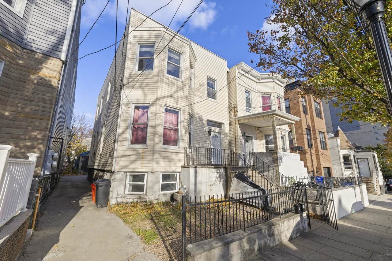 124 18TH ST - Photo 1