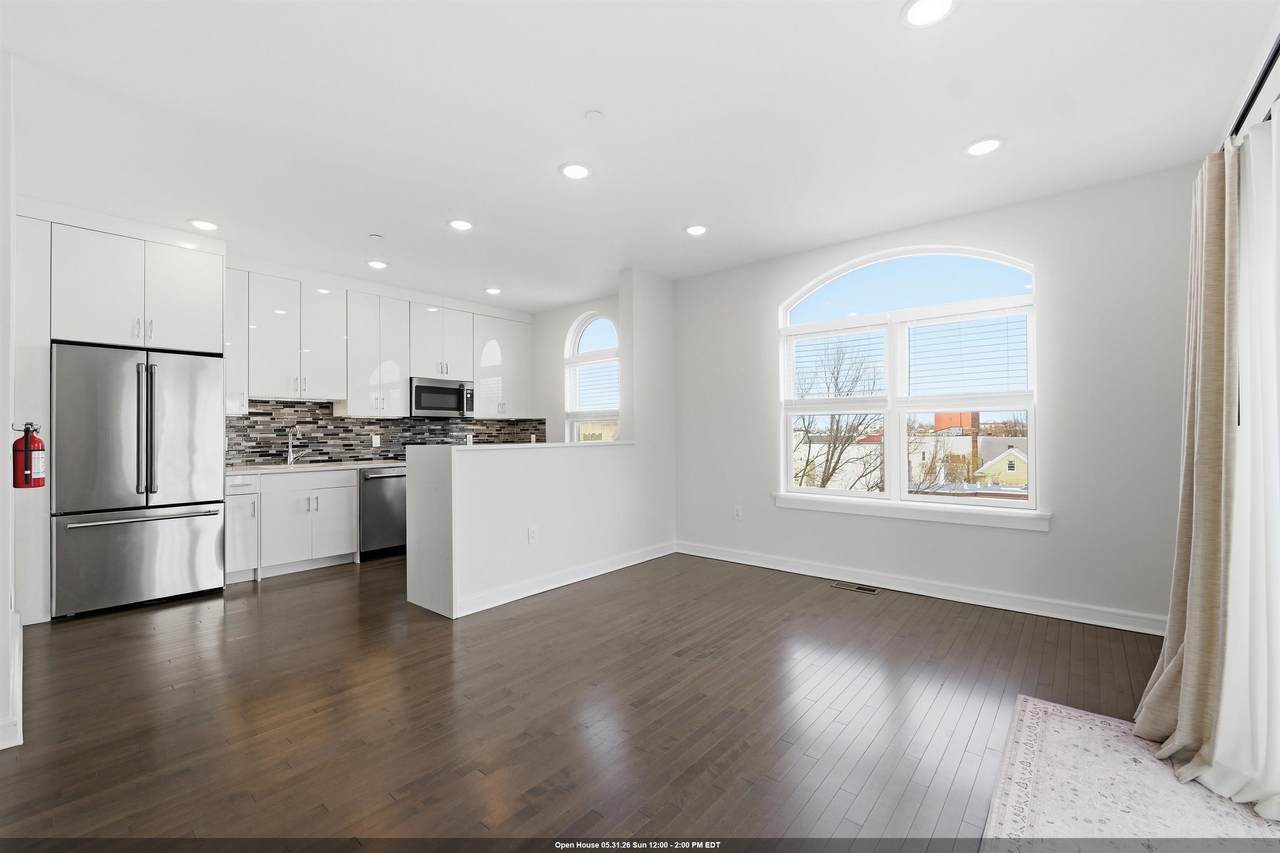 974 Summit Ave - Photo 1