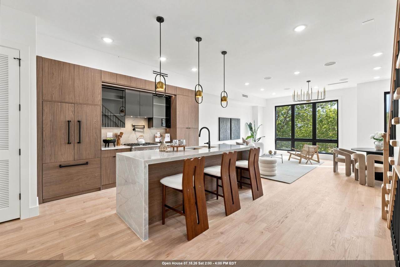 42 Waverly St - Photo 1