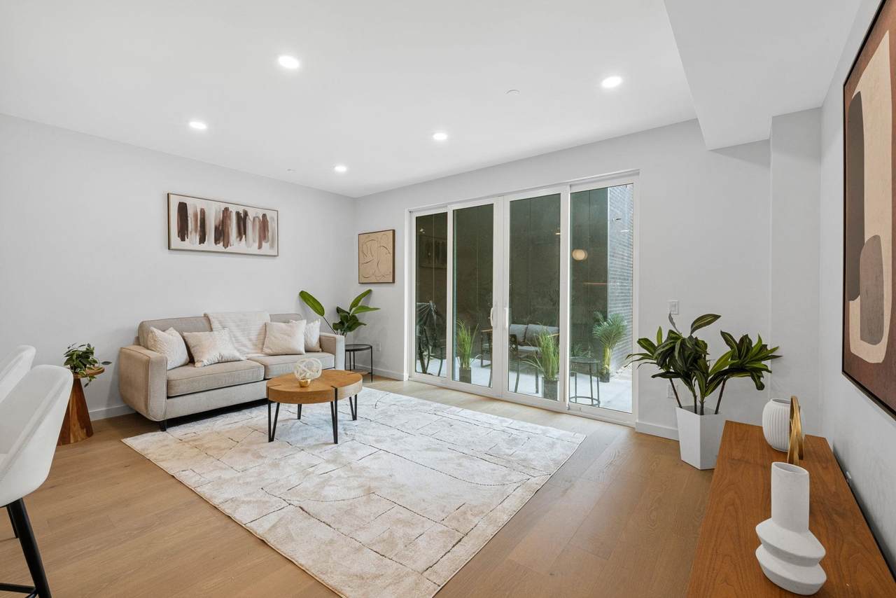 318 Barrow St - Photo 1