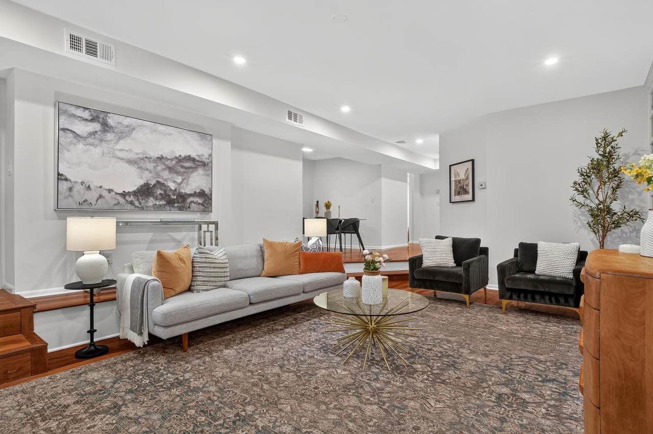 121 Grand St - Photo 1