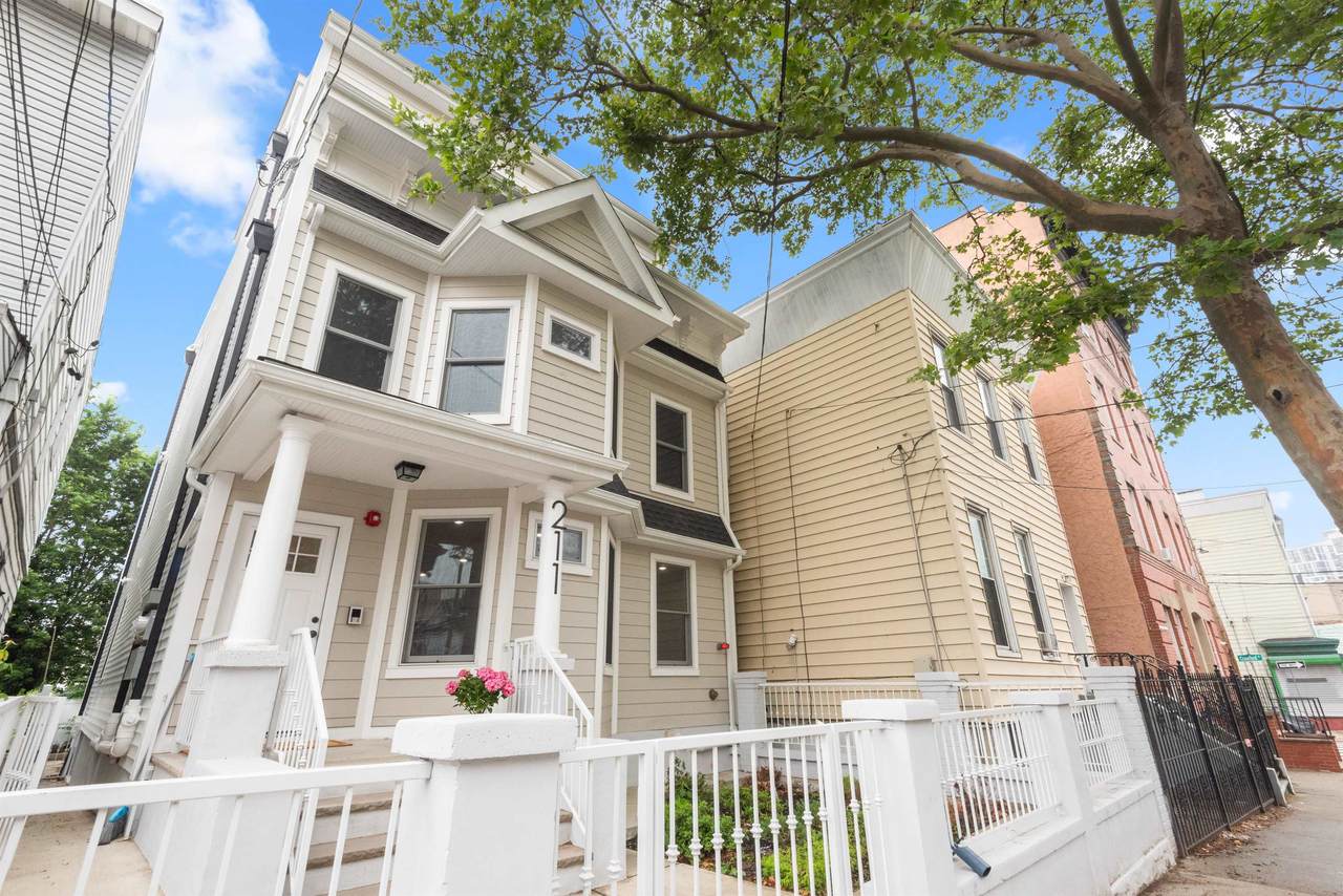211 Summit Ave - Photo 1