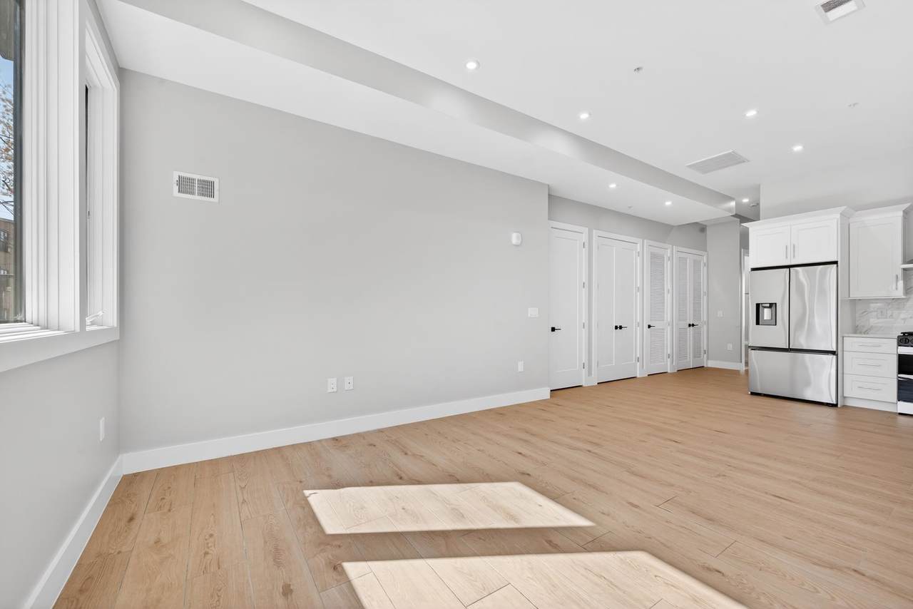 126 De Kalb Ave - Photo 1