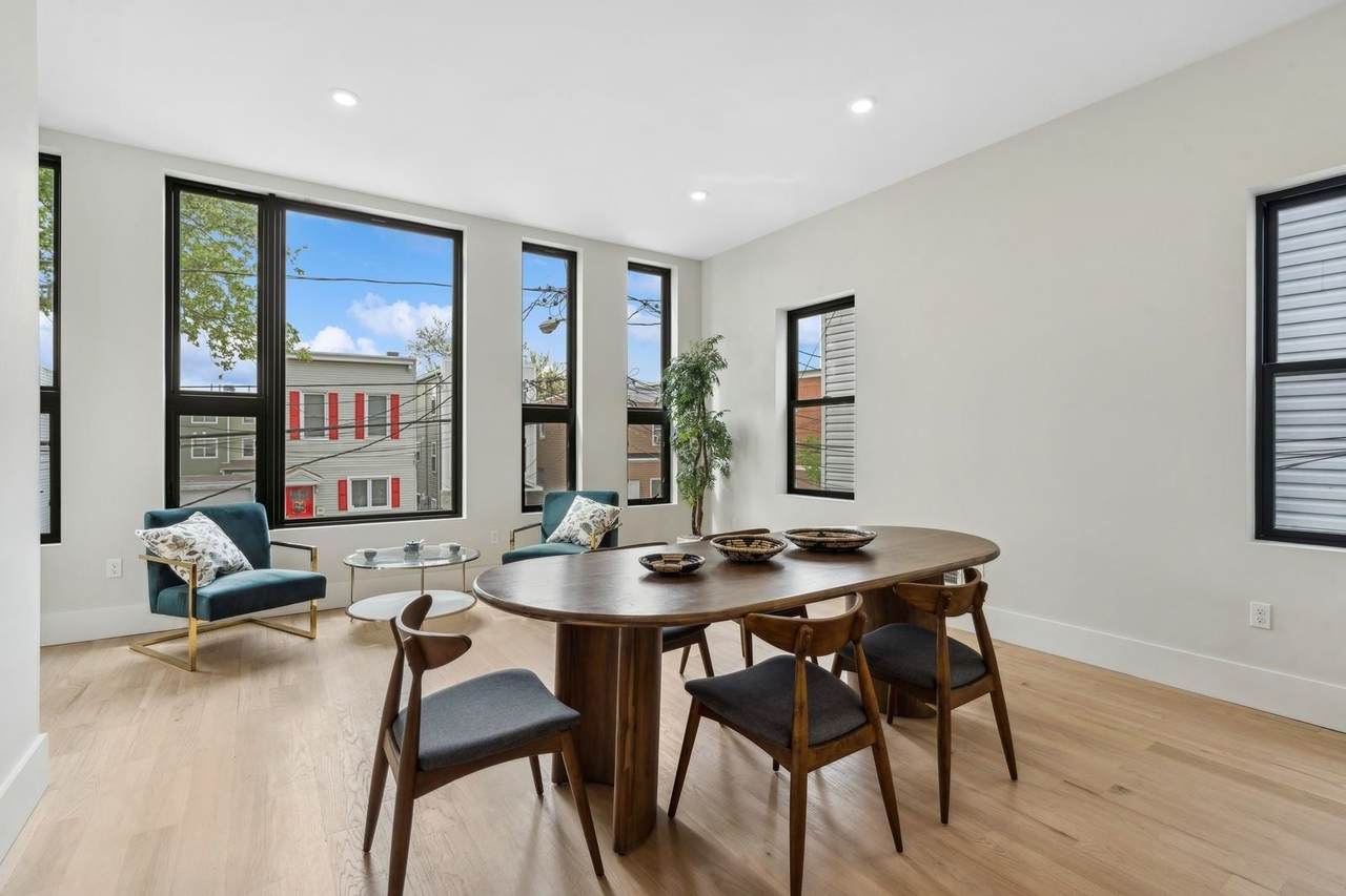 220 Freeman Ave - Photo 1