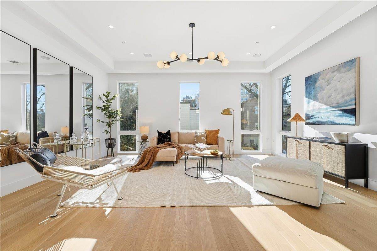 105 Laidlaw Ave - Photo 1