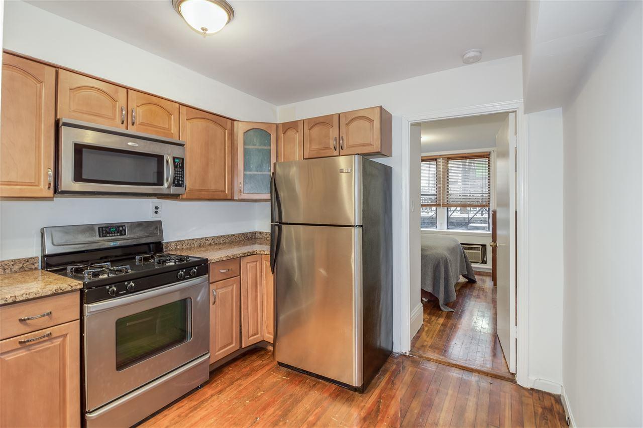1122 Hudson St - Photo 1