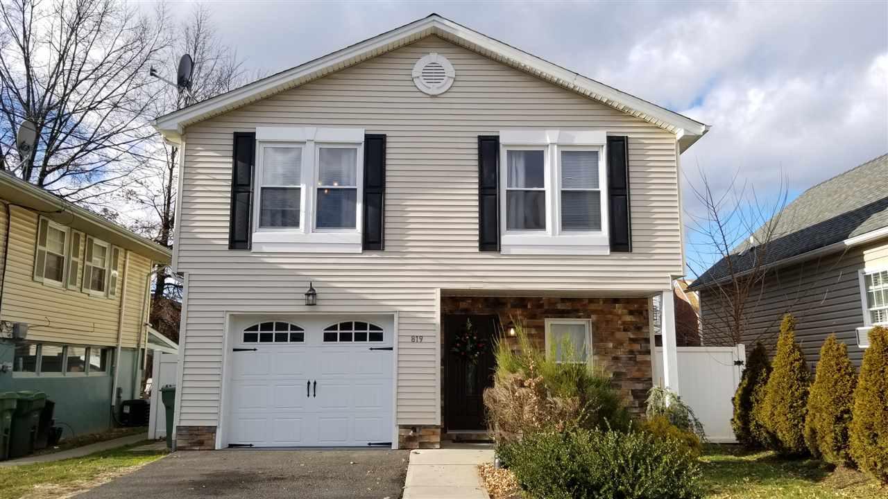 819 East Henry St - Photo 1