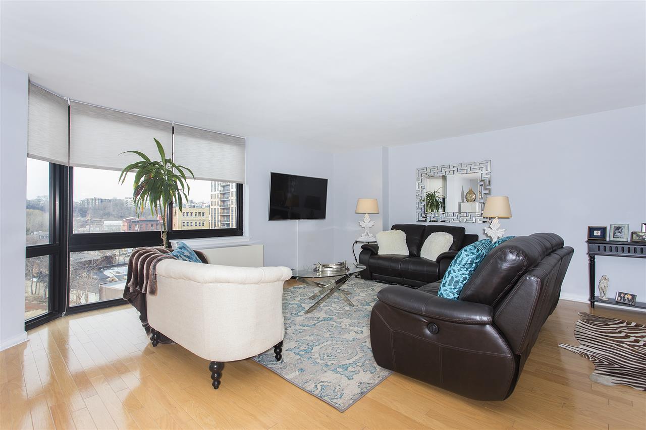 700 Grove St - Photo 1