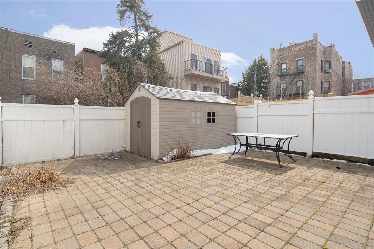 196 Cambridge Ave - Photo 1