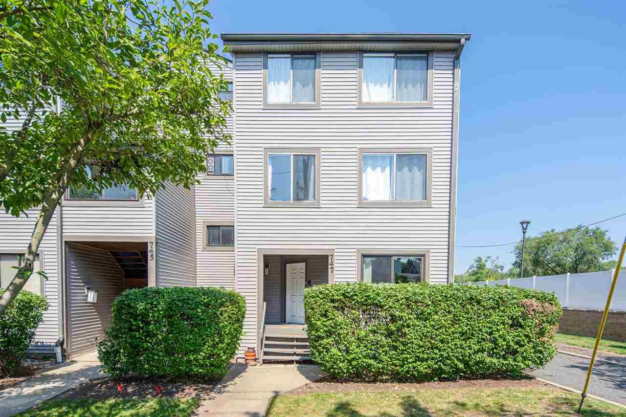 747 10TH ST - Photo 1