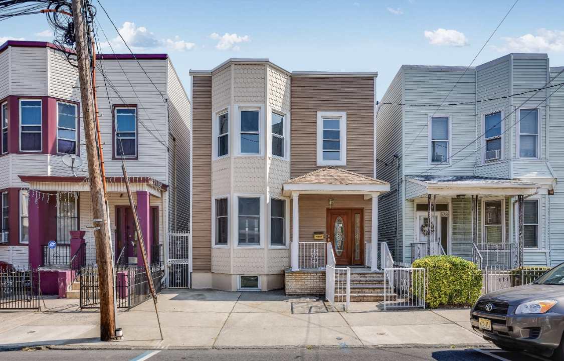 312 25TH ST - Photo 1