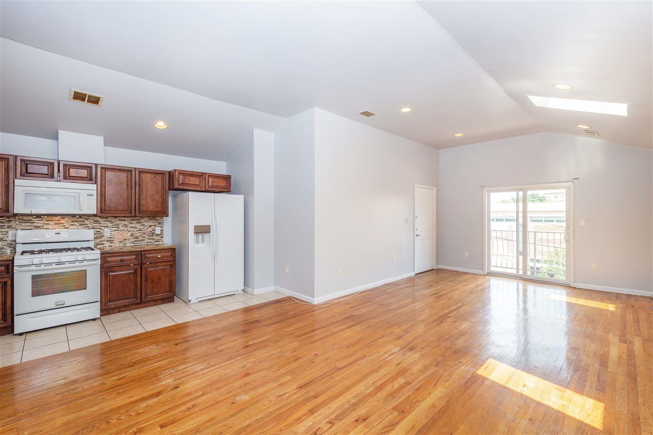 79 Clinton Ave - Photo 1