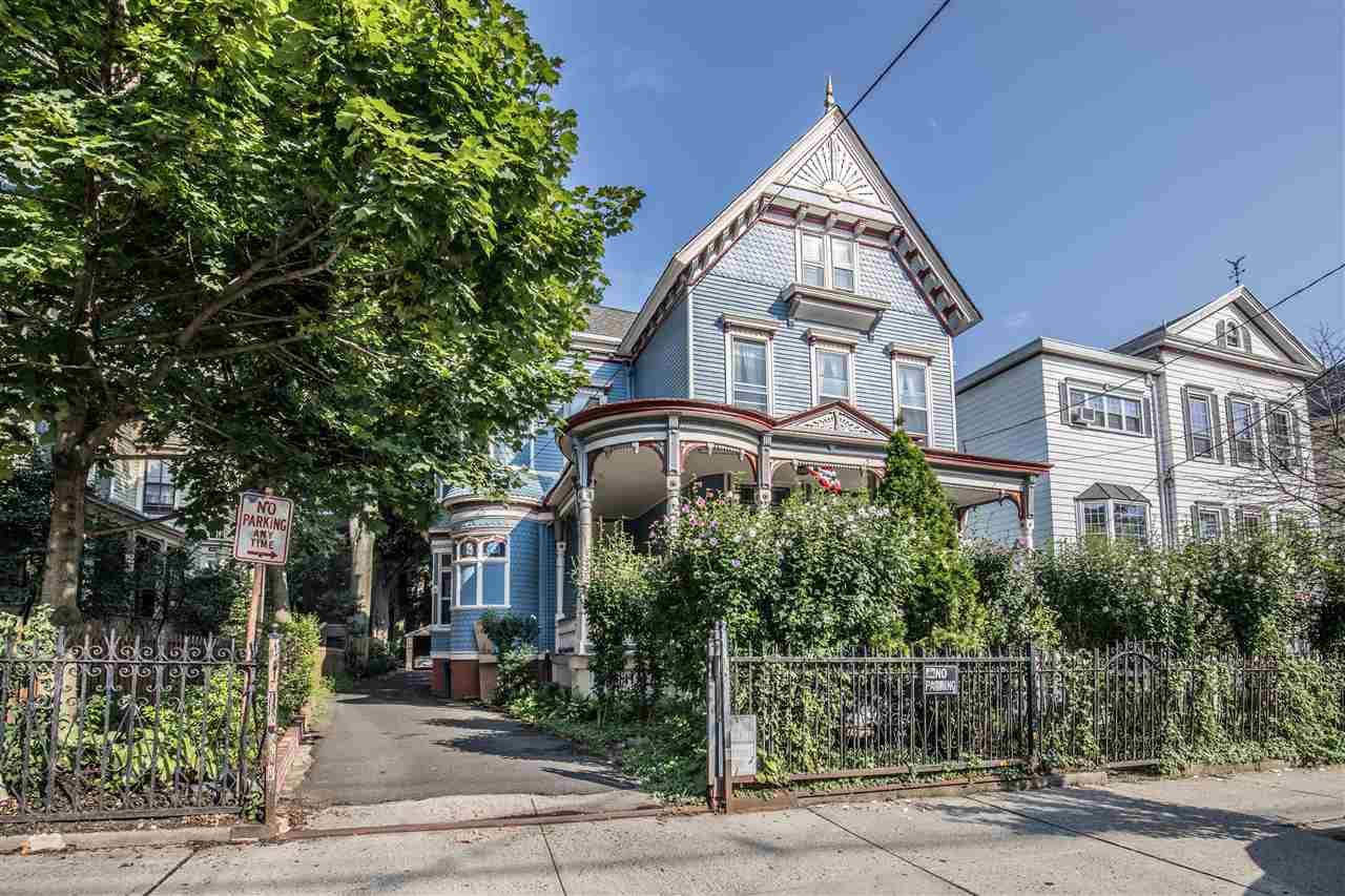 912 Summit Ave - Photo 1