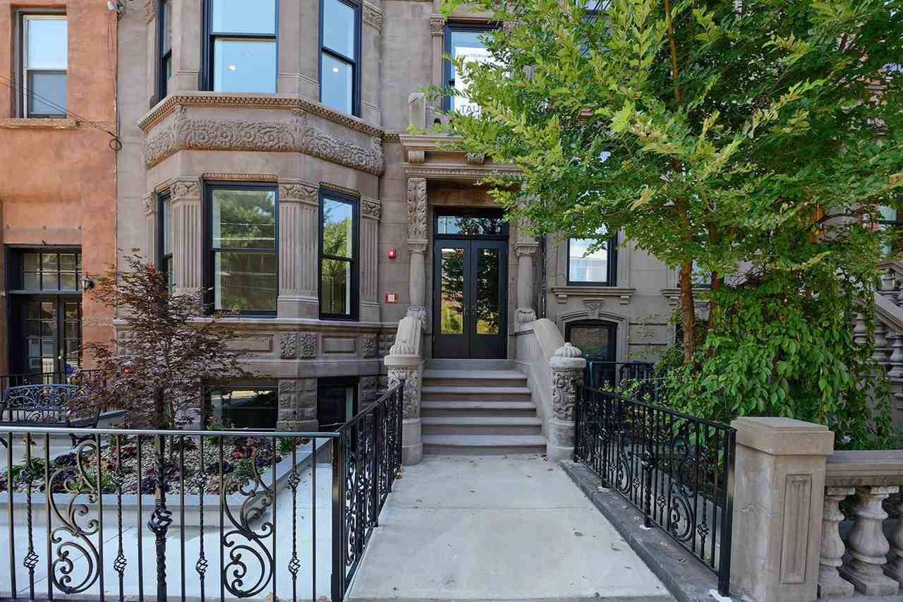 702 Hudson St - Photo 1