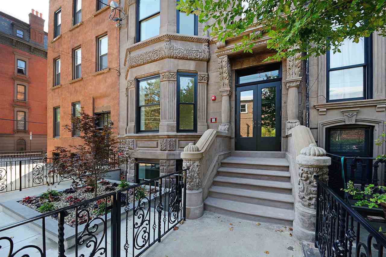 702 Hudson St - Photo 1