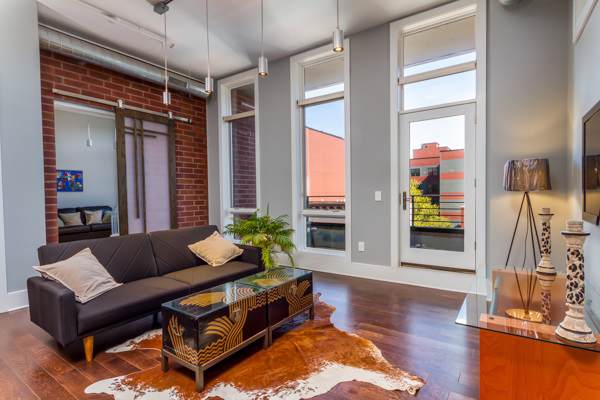 1404 Grand St - Photo 1