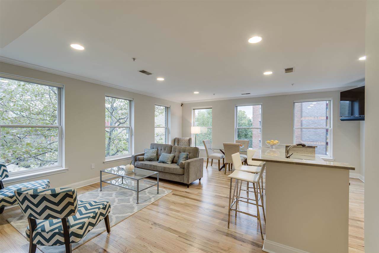 402 9TH ST - Photo 1
