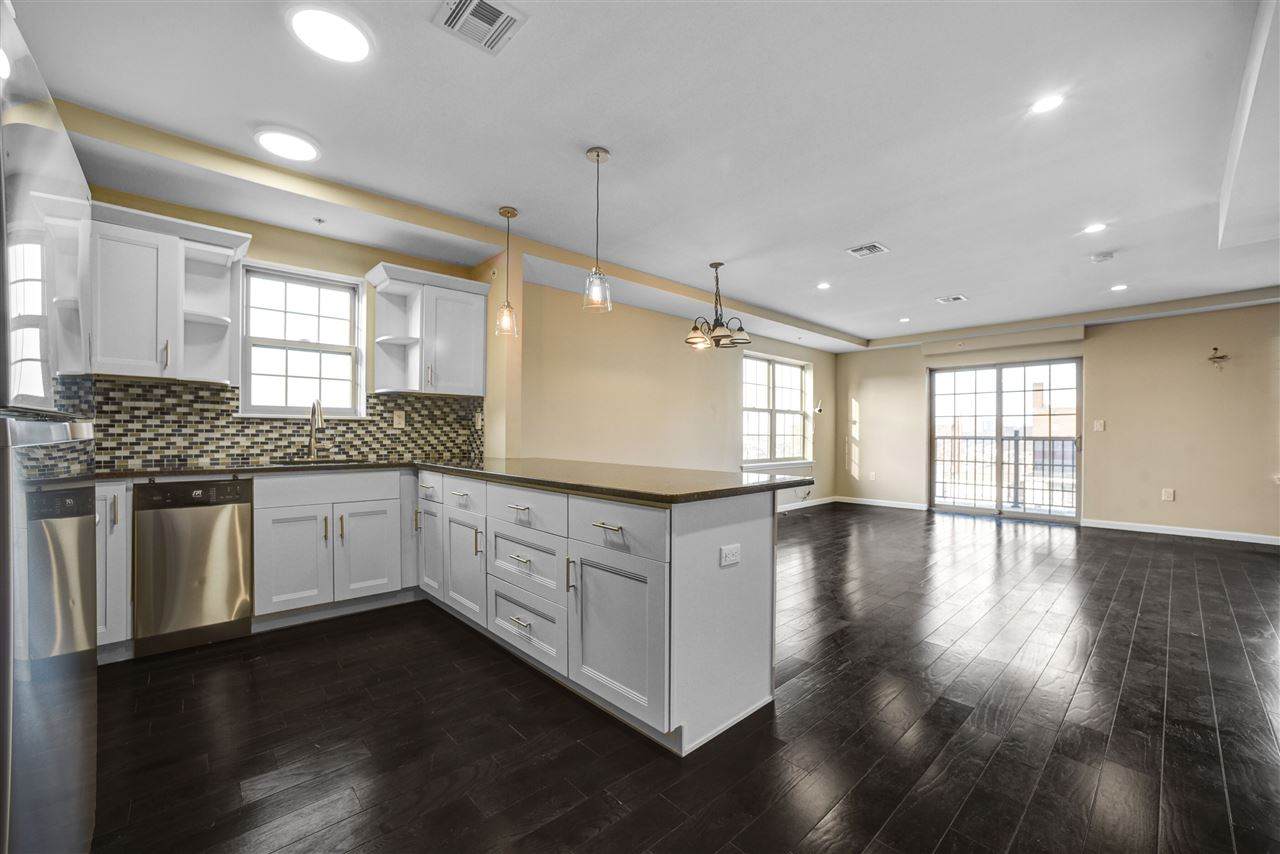 647 38TH ST - Photo 1