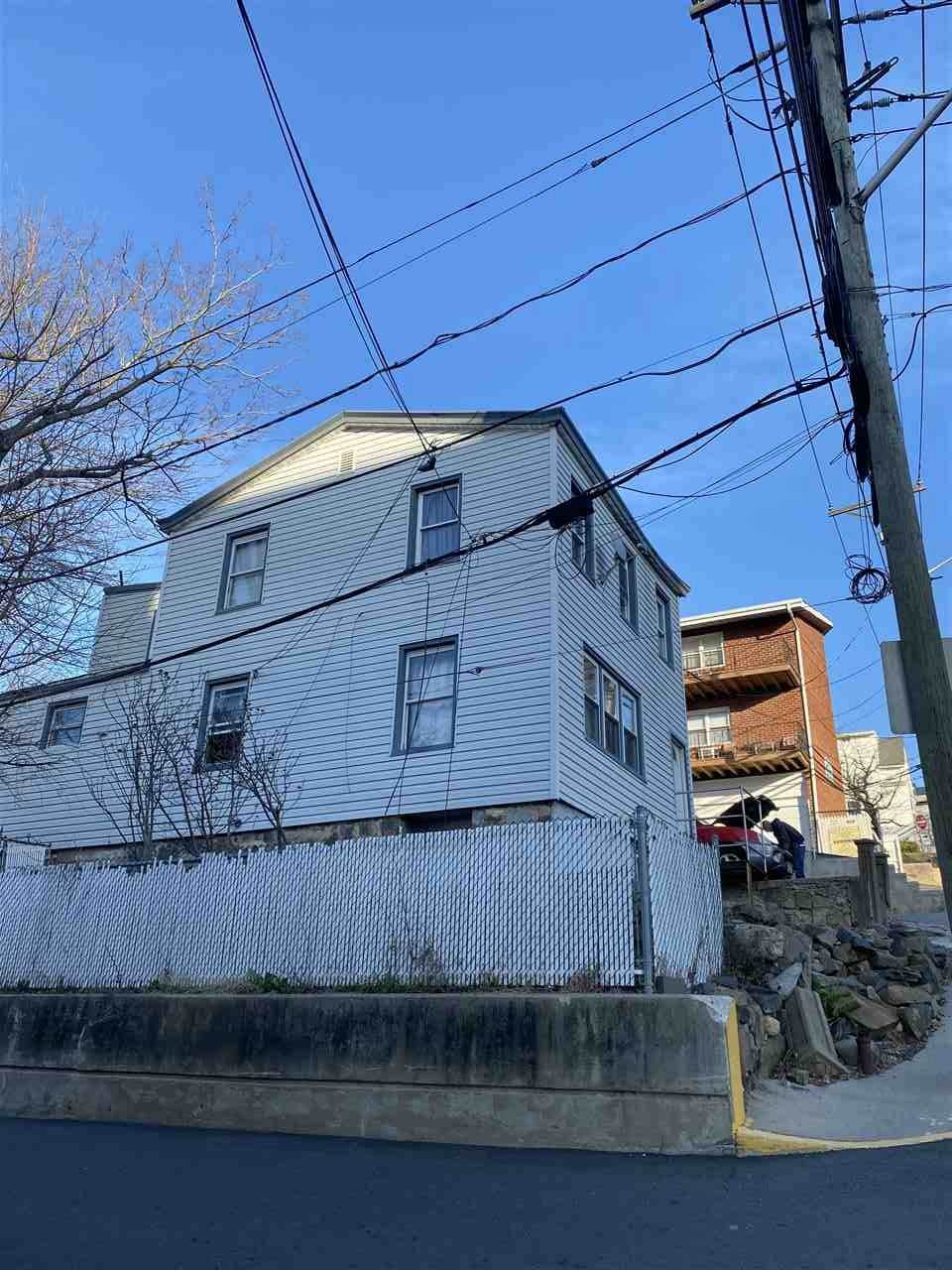 1618 69TH ST - Photo 1