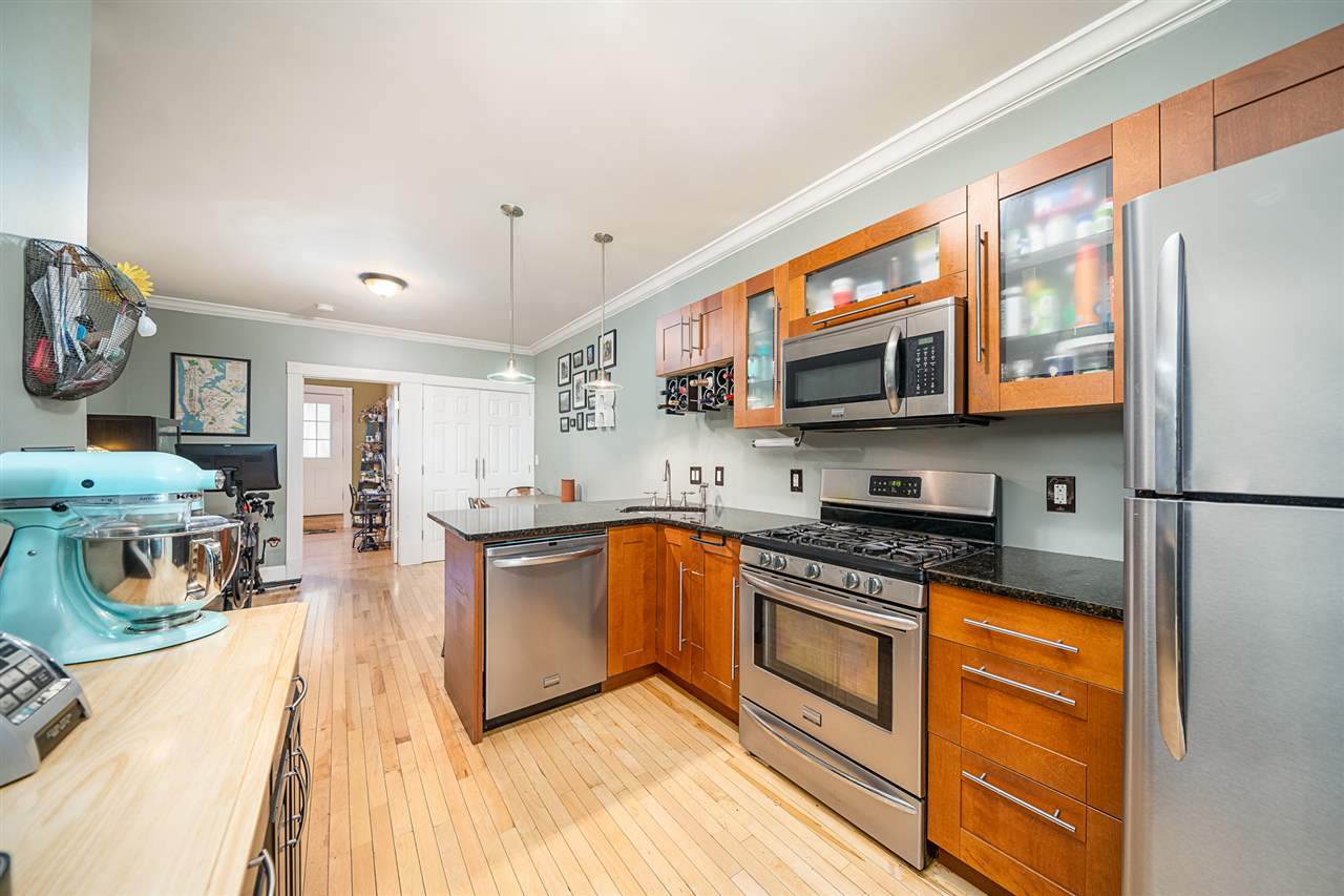 65 Webster Ave - Photo 1