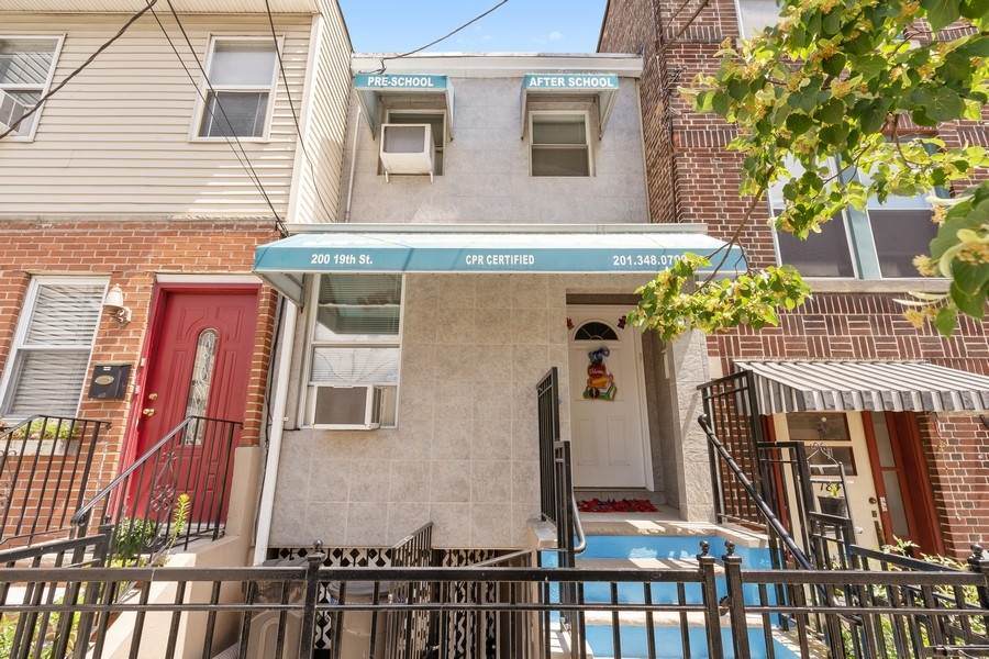 200 19TH ST - Photo 1