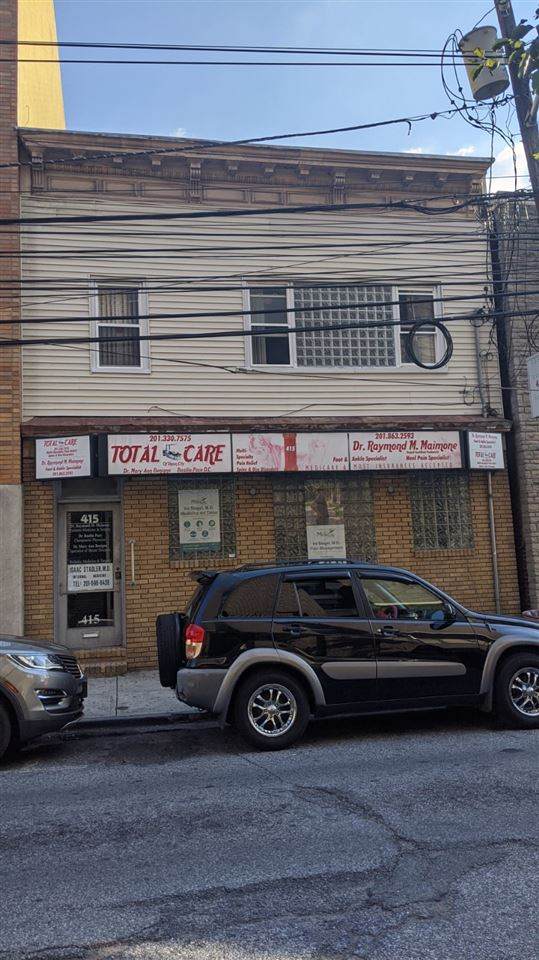 415 39TH ST - Photo 1