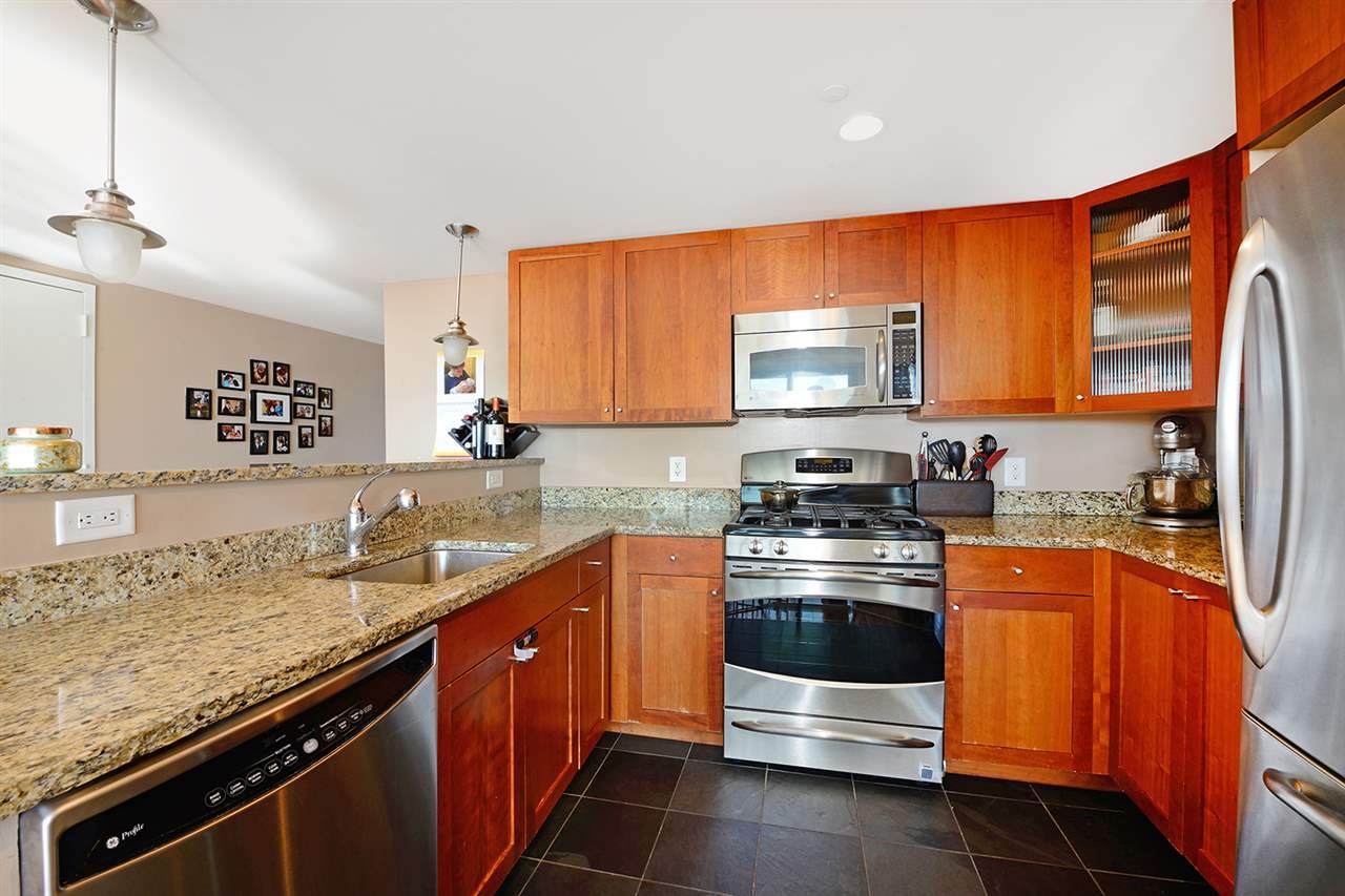 700 Grove St - Photo 1