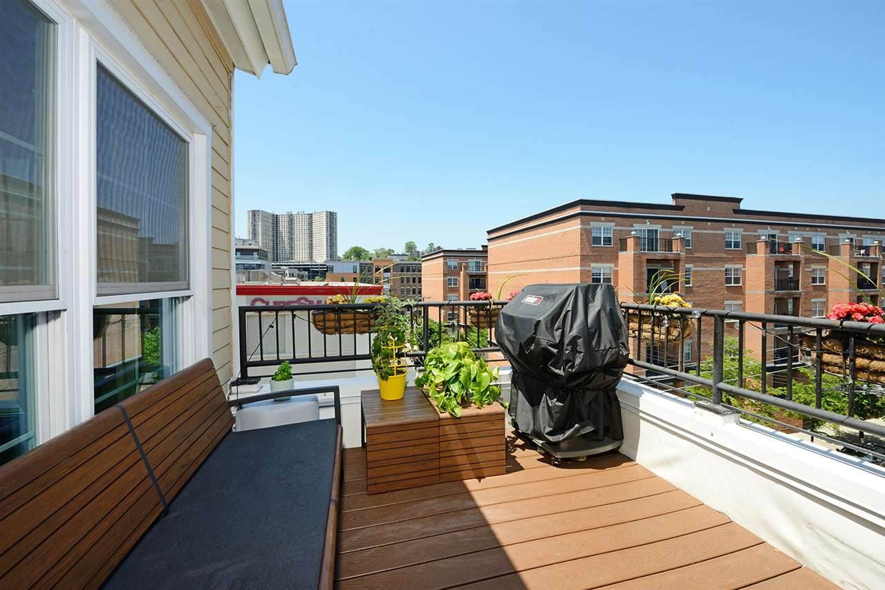 1034 Clinton St - Photo 1