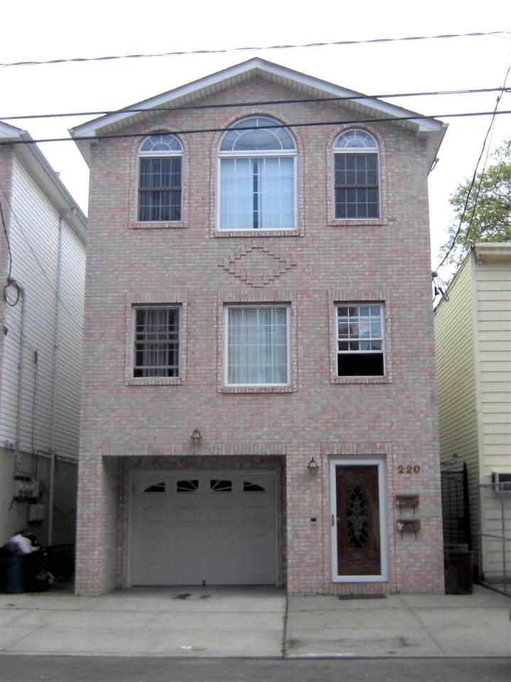 220 New York Ave - Photo 1