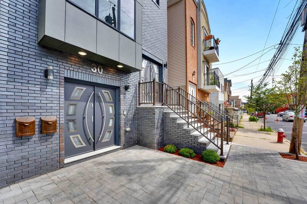 30 Bleecker St - Photo 1