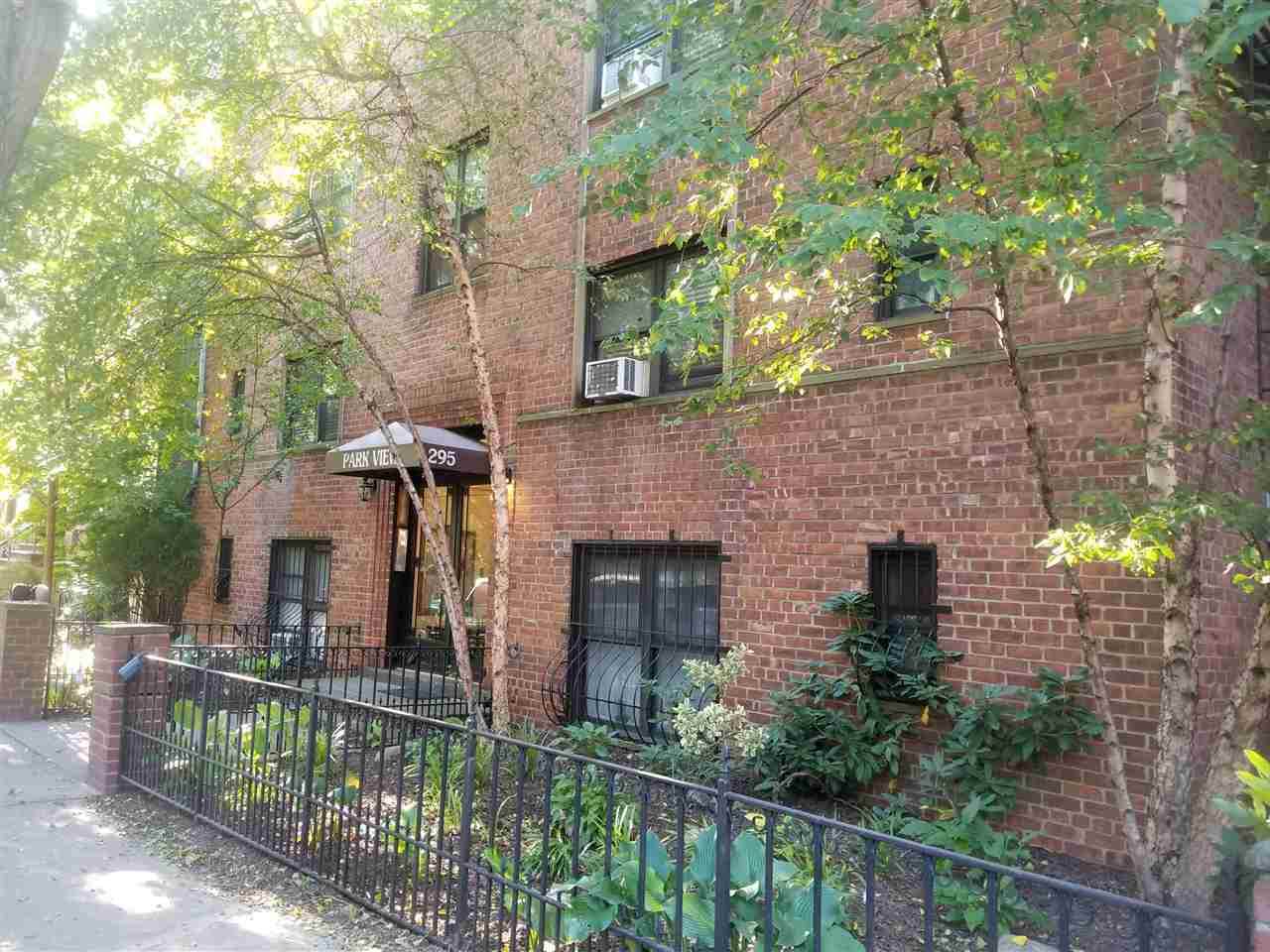 295 York St - Photo 1