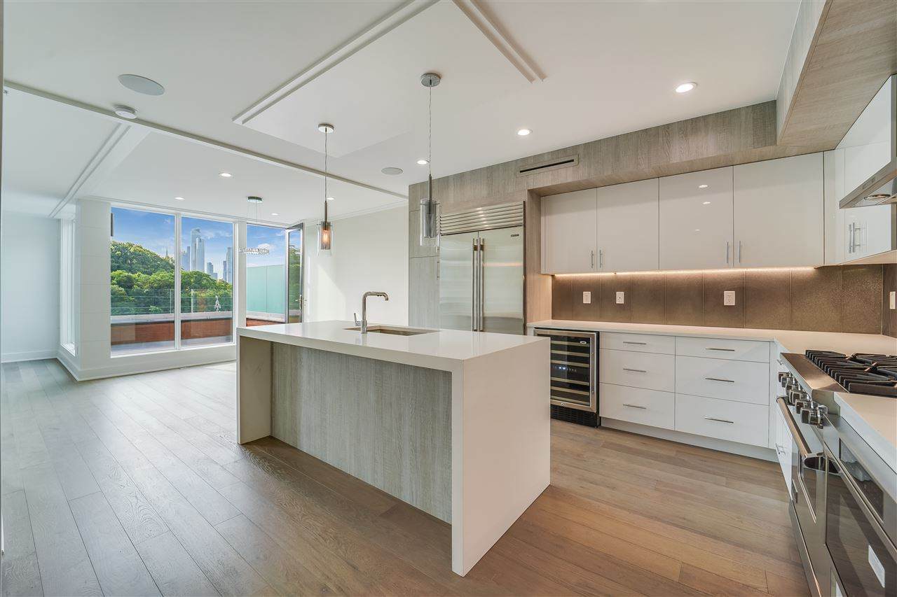365 Park Ave - Photo 1
