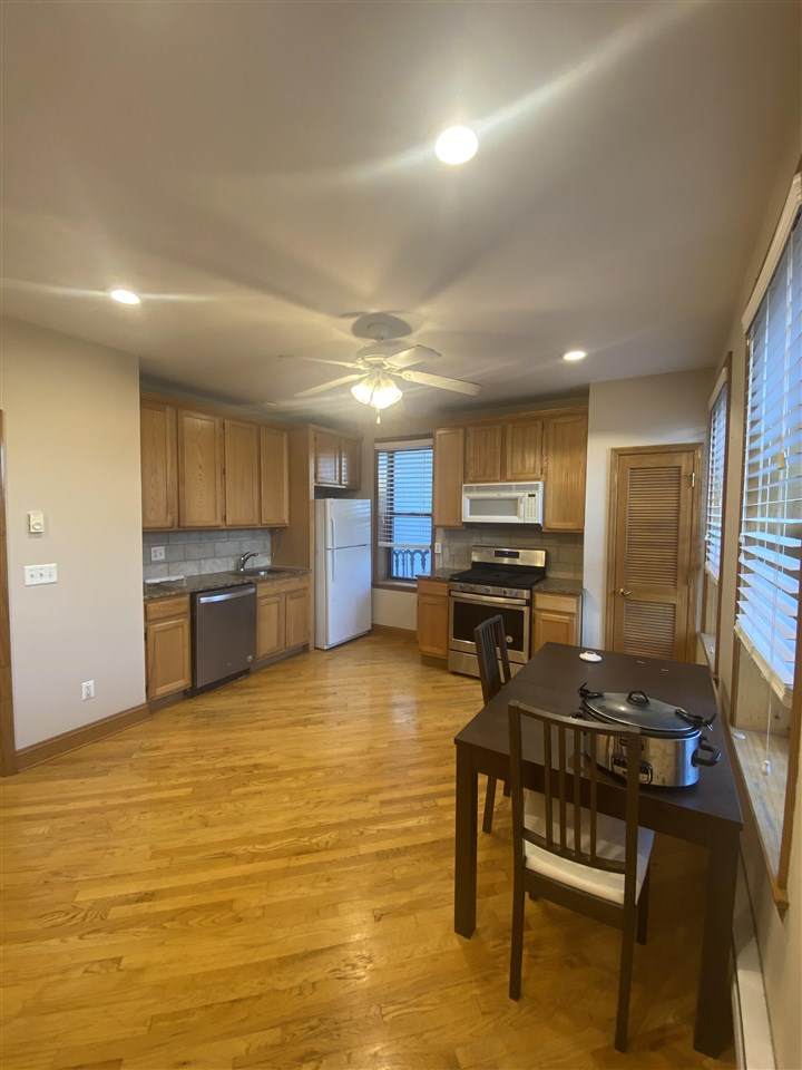 601 Clinton St - Photo 1
