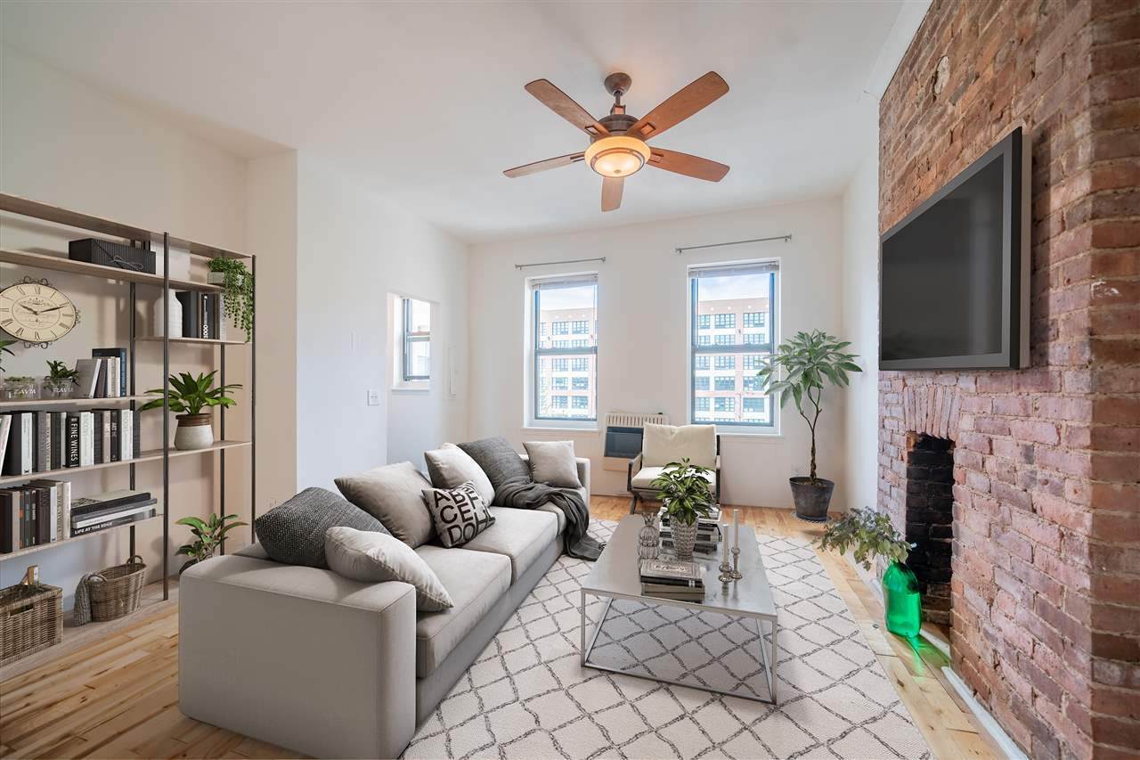 264 9TH ST - Photo 1