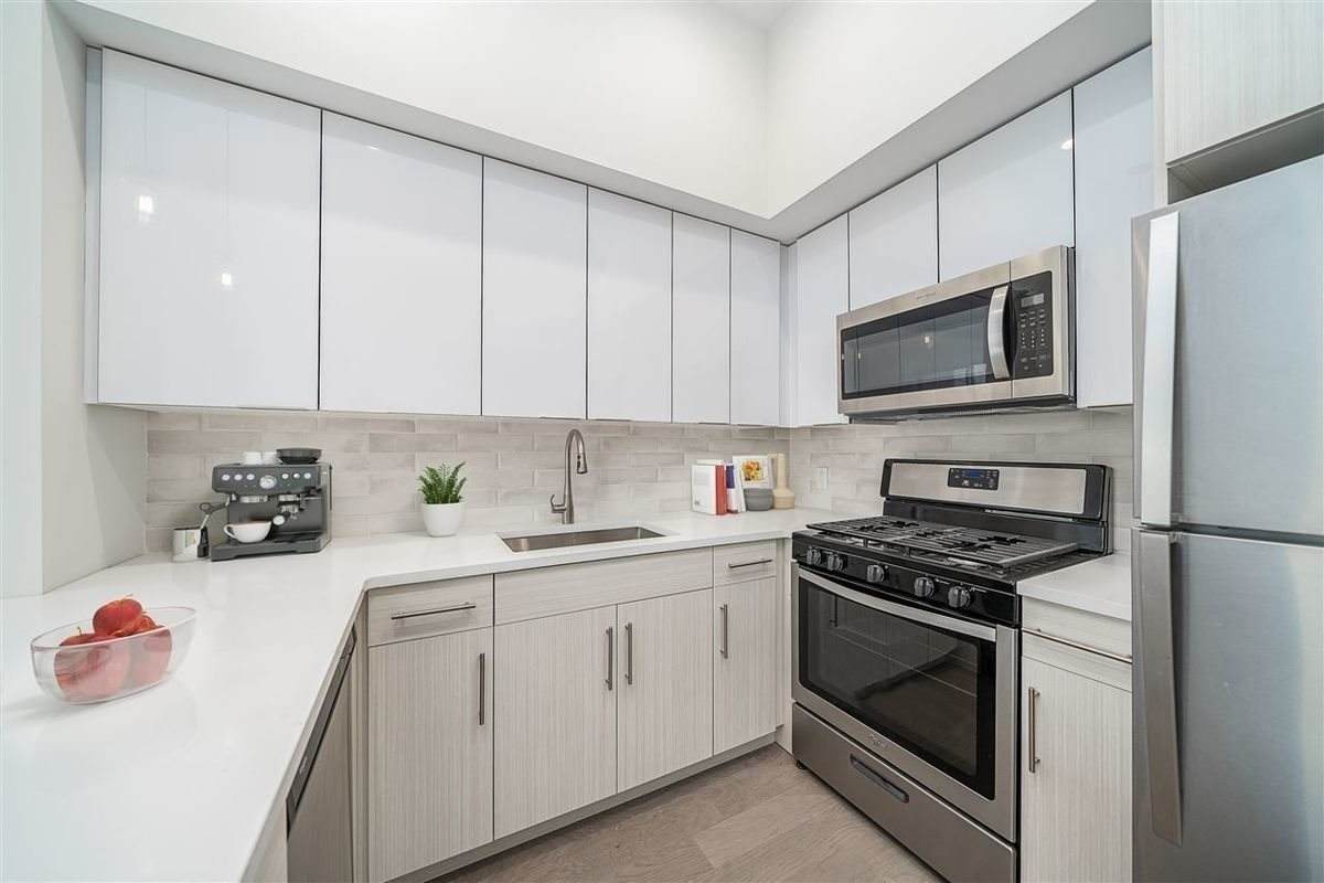 65 Newkirk St - Photo 1